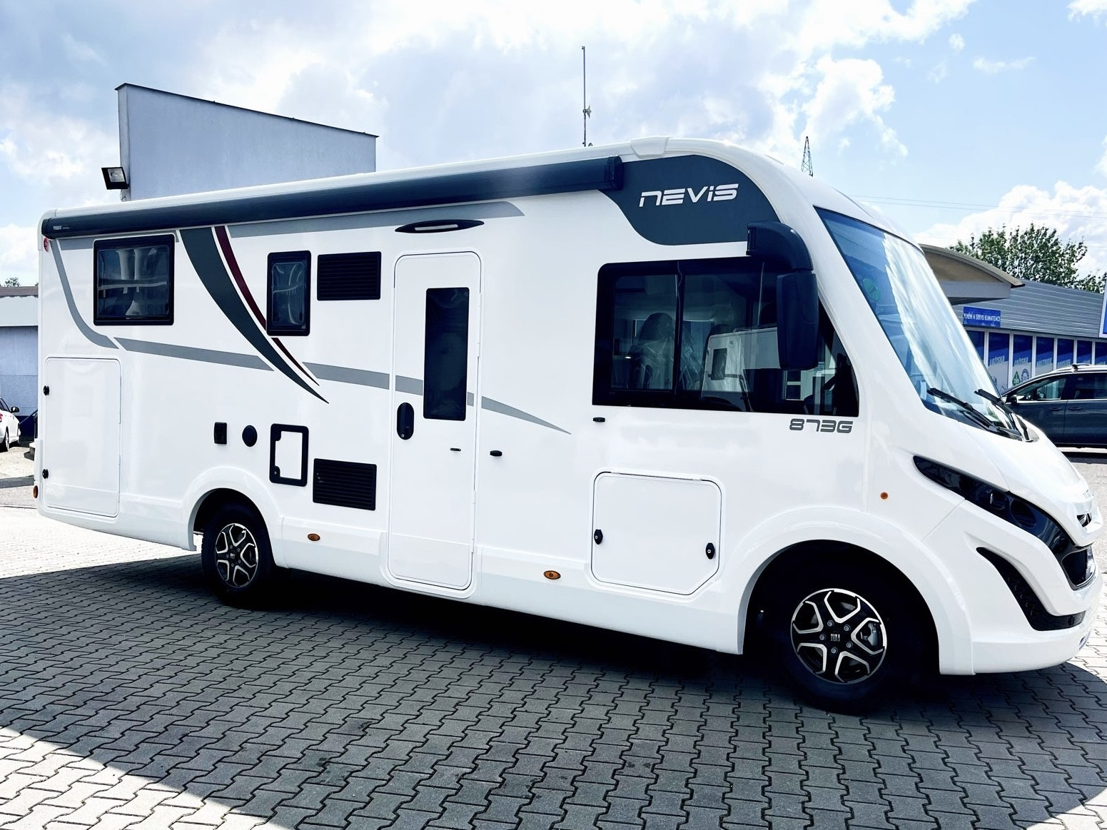 Nevis 873